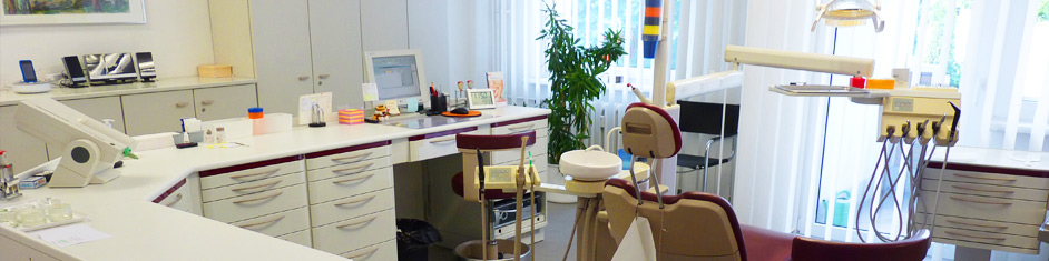Helles Behandlungszimmer der Zahnarztpraxis Dr. Lingnau — modern und einladend