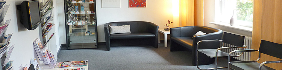Gemütliches Wartezimmer der Zahnarztpraxis Dr. Lingnau in Berlin-Wittenau